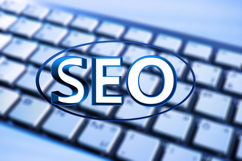 Zdjęcie przedstawiające napis SEO na tle klawiatury